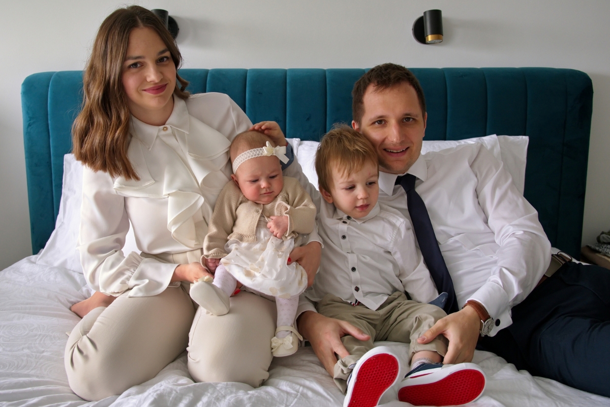 priakz porodice, majke, oca i 2 dece obučenih elegantno za krštenje
