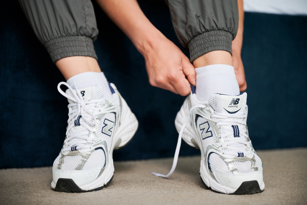 prikaz osobe koja obuva new balance patike